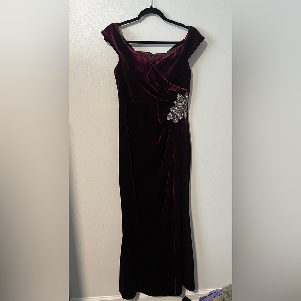 Alex Evenings Embellished Off the Shoulder Velvet Gown size 10P